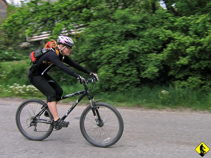 foto 111a.jpg - Staramy się trzymać szlaku orlich gniazd, ale to oznakowanie....